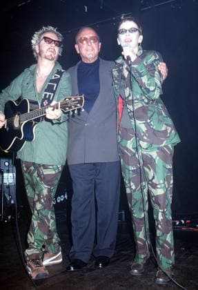 PEACE EURYTHMICS ALBUM Sept. 30, 1999 - K16784HMc: THE EURYTHIMCS CELEBRATE THEIR HIGHLY ANTICIPATED RENUNION ALBUM. PEACE AT THE KIT KAT CLUB, NYC. 9 30 99.DAVE STEWART AND ANNIE LENNOX W CLIVE DAVIS. HENRY McGEE 1999 Copyright: xHenryxMcGeex
