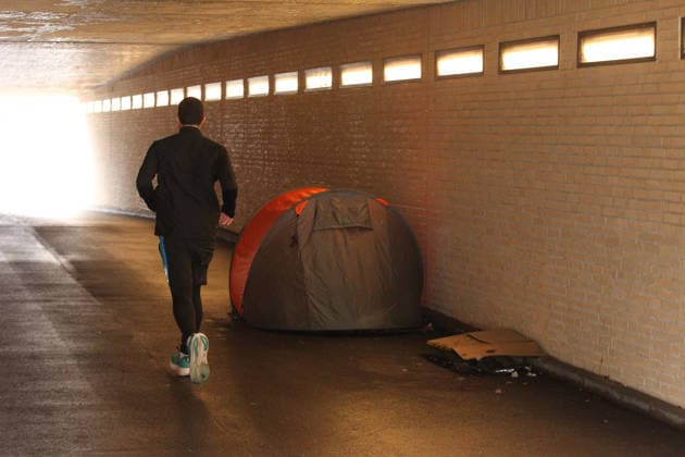Ein Obdachloser liegt in einem Zelt unter einer Brücke am Graumannsweg. St. Georg Hamburg *** A homeless man lies in a tent under a bridge on Graumannsweg St Georg Hamburg