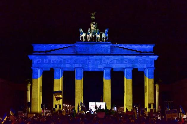 News Themen der Woche KW09 News Bilder des Tages #2 24.2.2026 Ukraine Jahrestag Demonstration vor dem Brandenburger Tor in Berlin anlässlich des vierten Jahrestages des Russischen Angriffs auf die Ukraine. An der Kundgebung nahmen etwa 6000 Menschen teil. Berlin Brandenburger Tor Berlin Deutschland *** 24 2 2026 Ukraine anniversary Demonstration in front of the Brandenburg Gate in Berlin to mark the fourth anniversary of the Russian attack on Ukraine Around 6000 people took part in the rally Berlin Brandenburg Gate Berlin Germany