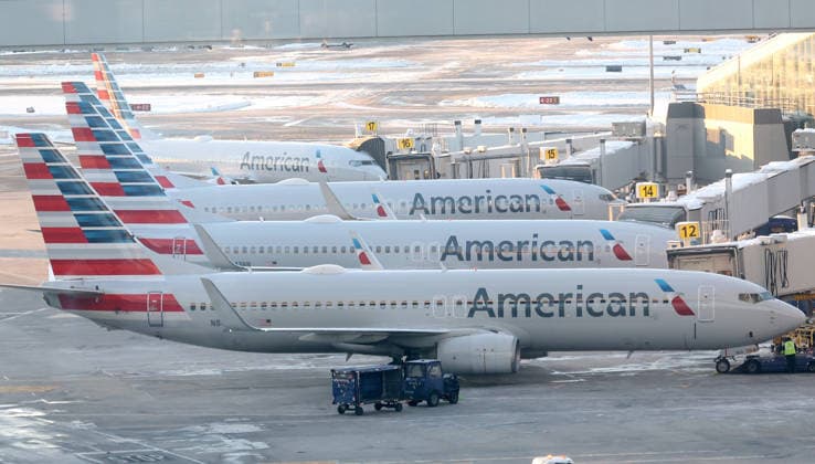 News Themen der Woche KW09 News Bilder des Tages #2 American Airlines planes sit at their gate at LaGuardia Airport in the aftermath of a major winter snow storm in New York City on Tuesday, February 24, 2026. The storm dumped over two feet of snow across parts of the Tri-State, with the heaviest bands over Suffolk County and portions of New Jersey.  NYC20260224505 AARONxJOSEFCZYK