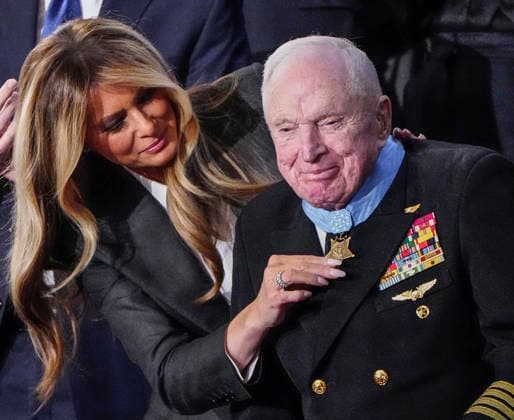News Themen der Woche KW09 News Bilder des Tages #2 100 year old Naval Aviator Royce Williams is presented the Congressional Medal of Honor by First Lady Melania Trump as President Donald Trump delivers his State of the Union address during a joint session of Congress in the House Chamber at the U.S. Capitol in Washington, DC on Tuesday, February 24, 2026. Dozens of Democrats have boycotted the speech and are attending an alternative rally called the People s State of the Union held on the National Mall.  WAP20260224447 BONNIExCASH