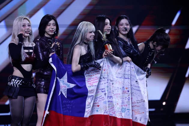 Vina del Mar, February 24, 2026 The group Nmixx receives the silver and gold seagull during their performance at the Vina del Mar 2026 Festival on the third night of the event Sebastian Cisternas Aton Chile, Vina del Mar Chile Aton 1128241  Copyright: SEBASTIANxCISTERNAS xATONxCHILE