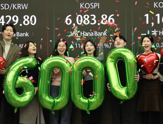 News Themen der Woche KW09 News Bilder des Tages #2 KOSPI tops 6,000-pt plateau KOSPI tops 6,000-pt plateau Currency traders rejoice in the dealing room of Hana Bank in Seoul on Feb. 25, 2026, as a financial data screen shows the benchmark Korea Composite Stock Price Index having topped the 6,000-point level for the first time. Seoul shares closed sharply higher, lifted by extended gains in technology and automobile stocks. (Yonhap) 2026-02-25 16:05:01 < 1980-2026 YONHAPNEWS AGENCY. .> ¼­¿ïÆ¯º°½Ã EDITORIAL USE ONLY  Copyright: xx PYH2026022517680031500 YonhapxNewsx yonphotos250029