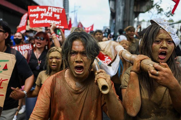 News Themen der Woche KW09 Manila Protests Mark 40th EDSA Anniversary, Demand President’s Resignation and Corruption Accountability QUEZON CITY, METRO MANILA, PHILIPPINES - FEBRUARY 25: Pro-Palestine protesters join a demonstration against corruption and calling for the resignation of President Ferdinand Bongbong Marcos Jr., on the 40th anniversary of the EDSA People Power Revolution, in Quezon City, Metro Manila, Philippines, on February 25, 2026. Thousands of protesters from religious, activist, and student groups gather in the capital region today to demand the resignation of the incumbent president Bongbong Marcos, seek accountability for officials involved in flood control projects corruption, and call for the impeachment of vice president Sara Duterte, amid gro  Copyright: x2026xAnadoluxDanielxCengx
