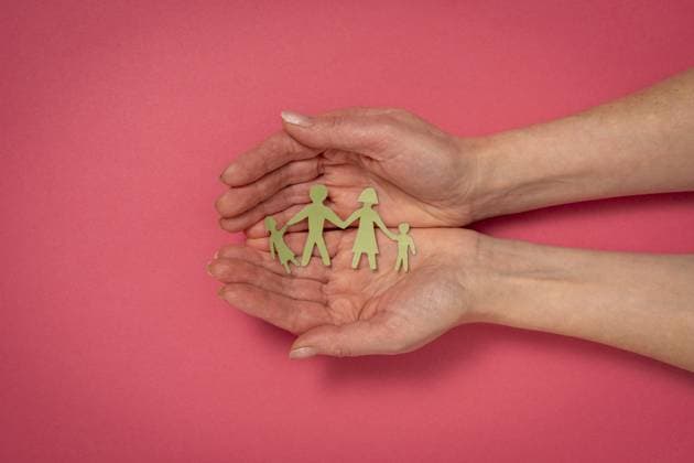 Family Care Weibliche Hände mit Familiensilhouette aus Papier. Familienausschnitt aus Papier in den Händen, Familienheim, Pflegefamilien, Obdachlosenhilfe, Lockdown Konzept Family Care - Female Hands With Paper Family Silhouette . Hands holding paper family cut out, family home, foster care, homeless support, lockdown concept Copyright: imageBROKER GRAZVYDASxJANUSKA ibxiqx16631692.jpg