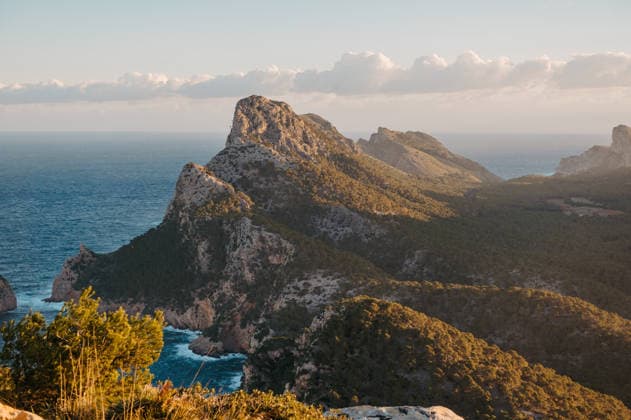 Creative Highlights World Dramatic cliffs of Cap de Formentor at sunset, Mallorca Pollença, Balearic Islands, Spain R_EPZT260224A-1973945-01