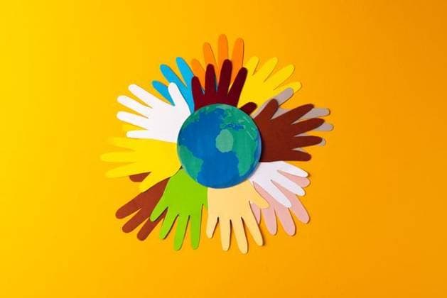 Paper cut out of multi coloured hands and globe with copy space on yellow background, 14.02.2023 06:00:00, 4005148ICCF-230331_2xcreatorid:x179 Copyright: xICCF-230331_2xcreatorid:x179x 4005148