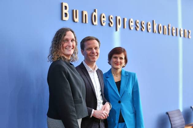 News Themen der Woche KW09 Berlin, Deutschland, 25.02.2026: Bundespressekonferenz: Paritäter, vzbv und DNR zu den Eckpunkten des Gebäudemodernisierungsgesetz (GMG): Jutta Gurkmann, Leiterin des Geschäftsbereiches Verbraucherpolitik bei Verbraucherzentrale Bundesverband e.V. (vzbv), Kai Niebert, Präsident des Umweltdachverbands Deutscher Naturschutzring (DNR) und Katja Kipping, Geschäftsführerin des Paritätischen Gesamtverbandes *** Berlin, Germany, 25 02 2026 Federal Press Conference Paritäter, vzbv and DNR on the key points of the Building Modernization Act GMG Jutta Gurkmann, Head of the Consumer Policy Division at the Federation of German Consumer Organizations e V vzbv , Kai Niebert, President of the environmental umbrella organization Deutscher Naturschutzring D Copyright: xdtsxNachrichtenagenturx dts_108395
