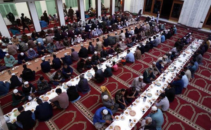 RECORD DATE NOT STATED Faithful Muslims are breaking the fast (Iftar) during the Holy Month of Ramadan-ul-Mubarak, at Mujadadia Mosque in Gujranwala on Wednesday, February 25, 2026. (Aftab Rizvi PPI Images). EDITORIAL USE ONLY Copyright: xx SA-ZM-250226x ppiphotos473569