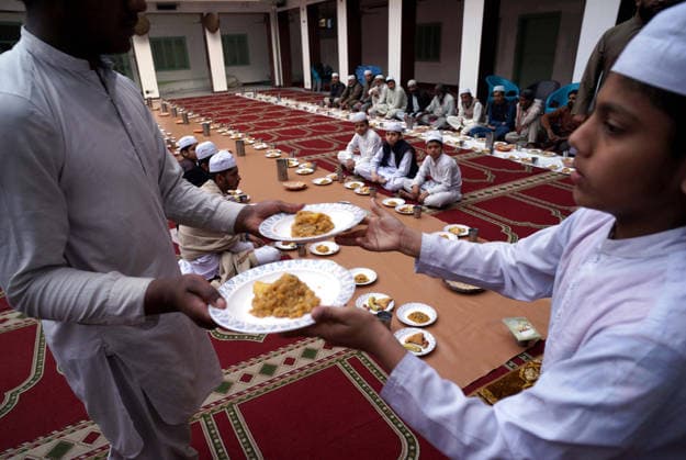 RECORD DATE NOT STATED Faithful Muslims prepare Iftari (breaking fast meal) for worshippers during the Holy Month of Ramadan-ul-Mubarak, at Mujadadia Mosque in Gujranwala on Wednesday, February 25, 2026. (Aftab Rizvi PPI Images). EDITORIAL USE ONLY Copyright: xx SA-ZM-250226x ppiphotos473570