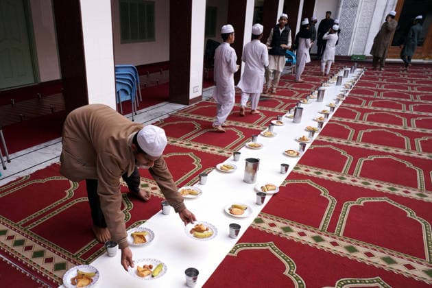 RECORD DATE NOT STATED Faithful Muslims prepare Iftari (breaking fast meal) for worshippers during the Holy Month of Ramadan-ul-Mubarak, at Mujadadia Mosque in Gujranwala on Wednesday, February 25, 2026. (Aftab Rizvi PPI Images). EDITORIAL USE ONLY Copyright: xx SA-ZM-250226x ppiphotos473571