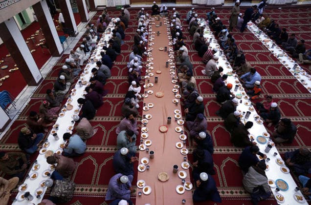 RECORD DATE NOT STATED Faithful Muslims are breaking the fast (Iftar) during the Holy Month of Ramadan-ul-Mubarak, at Mujadadia Mosque in Gujranwala on Wednesday, February 25, 2026. (Aftab Rizvi PPI Images). EDITORIAL USE ONLY Copyright: xx SA-ZM-250226x ppiphotos473572
