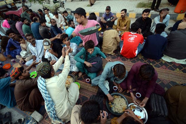 RECORD DATE NOT STATED Faithful Muslims are breaking the fast (Iftar) during the Holy Month of Ramadan-ul-Mubarak, at Tariq road in Karachi on Wednesday, February 25, 2026. (S.Imran Ali PPI Images). EDITORIAL USE ONLY Copyright: xx SA-ZM-250226x ppiphotos473576