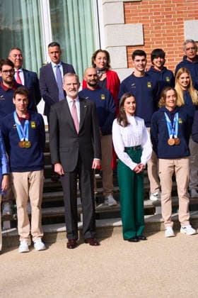 February 25, 2026, Madrid, Madrid, Spain: King Felipe VI of Spain, Queen Letizia of Spain attends an audience with Winter Olympic Team at Zarzuela Palace on February 25, 2026 in Madrid, Spain .Spanish Royals has received the medals and two skiing from Oriol Cardona and Ana Alonso Madrid Spain  - ZUMAg15_ 20260225_zaf_g15_046 Copyright: xJackxAbuinx
