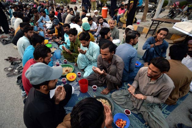 RECORD DATE NOT STATED Faithful Muslims are breaking the fast (Iftar) during the Holy Month of Ramadan-ul-Mubarak, at Tariq road in Karachi on Wednesday, February 25, 2026. (S.Imran Ali PPI Images). EDITORIAL USE ONLY Copyright: xx SA-ZM-250226x ppiphotos473623