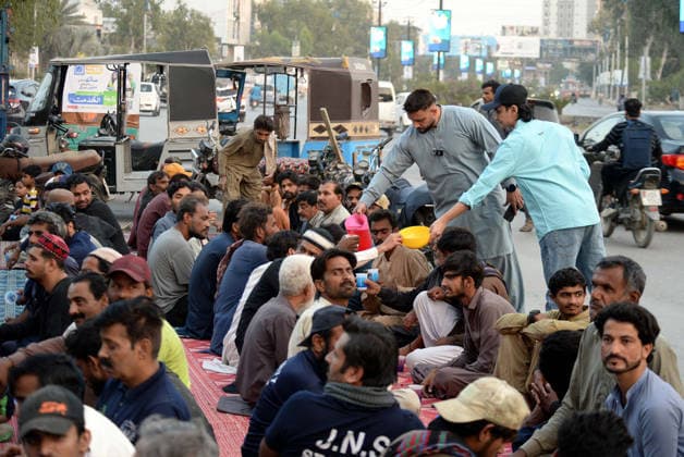 RECORD DATE NOT STATED Faithful Muslims are breaking the fast (Iftar) during the Holy Month of Ramadan-ul-Mubarak, at Tariq road in Karachi on Wednesday, February 25, 2026. (S.Imran Ali PPI Images). EDITORIAL USE ONLY Copyright: xx SA-ZM-250226x ppiphotos473626