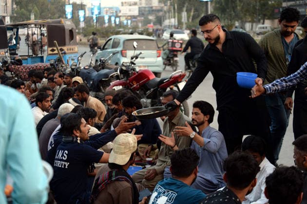 RECORD DATE NOT STATED Faithful Muslims are breaking the fast (Iftar) during the Holy Month of Ramadan-ul-Mubarak, at Tariq road in Karachi on Wednesday, February 25, 2026. (S.Imran Ali PPI Images). EDITORIAL USE ONLY Copyright: xx SA-ZM-250226x ppiphotos473627