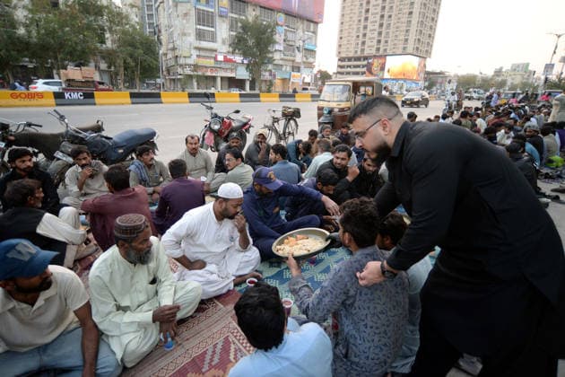 RECORD DATE NOT STATED Faithful Muslims are breaking the fast (Iftar) during the Holy Month of Ramadan-ul-Mubarak, at Tariq road in Karachi on Wednesday, February 25, 2026. (S.Imran Ali PPI Images). EDITORIAL USE ONLY Copyright: xx SA-ZM-250226x ppiphotos473628