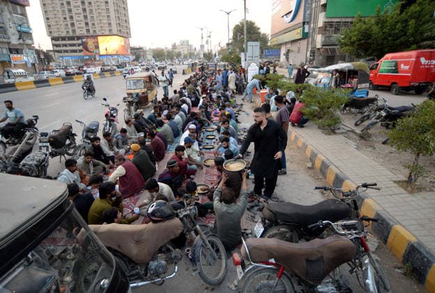 RECORD DATE NOT STATED Faithful Muslims are breaking the fast (Iftar) during the Holy Month of Ramadan-ul-Mubarak, at Tariq road in Karachi on Wednesday, February 25, 2026. (S.Imran Ali PPI Images). EDITORIAL USE ONLY Copyright: xx SA-ZM-250226x ppiphotos473629