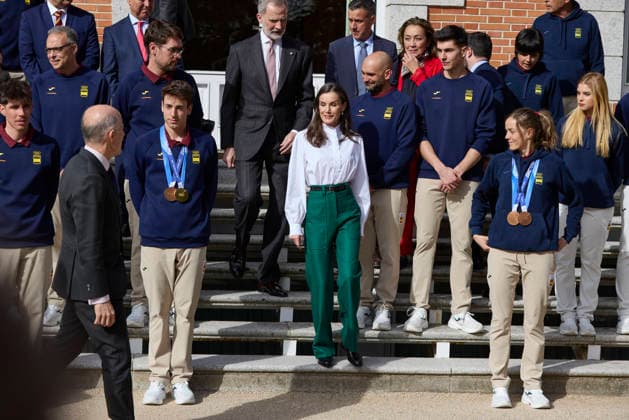 February 25, 2026, Madrid, Madrid, Spain: Athlete ORIOL CARDONA, KING FELIPE VI of Spain, QUEEN LETIZIA of Spain and athlete ANA ALONSO during the audience with the Spanish Olympic Team participating in the Olympic Winter Games of Milan-Cortina 2026 at the Zarzuela Palace on February 25, 2026 in Madrid, Spain Madrid Spain - ZUMAc260 20260225_zep_c260_027 Copyright: xMikexChicorrox