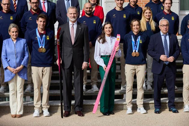 February 25, 2026, Madrid, Madrid, Spain: Athlete ORIOL CARDONA, KING FELIPE VI of Spain, QUEEN LETIZIA of Spain and athlete ANA ALONSO during the audience with the Spanish Olympic Team participating in the Olympic Winter Games of Milan-Cortina 2026 at the Zarzuela Palace on February 25, 2026 in Madrid, Spain Madrid Spain - ZUMAc260 20260225_zep_c260_036 Copyright: xMikexChicorrox