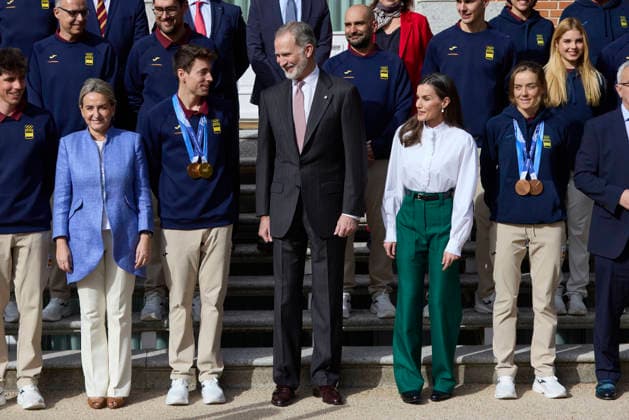 February 25, 2026, Madrid, Madrid, Spain: Athlete ORIOL CARDONA, KING FELIPE VI of Spain, QUEEN LETIZIA of Spain and athlete ANA ALONSO during the audience with the Spanish Olympic Team participating in the Olympic Winter Games of Milan-Cortina 2026 at the Zarzuela Palace on February 25, 2026 in Madrid, Spain Madrid Spain - ZUMAc260 20260225_zep_c260_037 Copyright: xMikexChicorrox