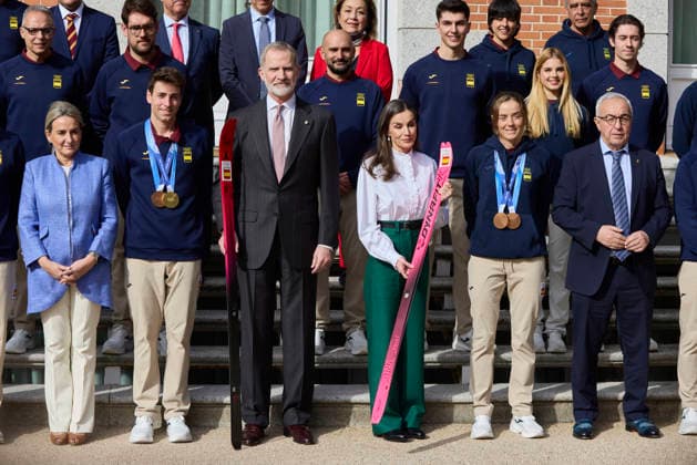 February 25, 2026, Madrid, Madrid, Spain: Athlete ORIOL CARDONA, KING FELIPE VI of Spain, QUEEN LETIZIA of Spain and athlete ANA ALONSO during the audience with the Spanish Olympic Team participating in the Olympic Winter Games of Milan-Cortina 2026 at the Zarzuela Palace on February 25, 2026 in Madrid, Spain Madrid Spain - ZUMAc260 20260225_zep_c260_039 Copyright: xMikexChicorrox