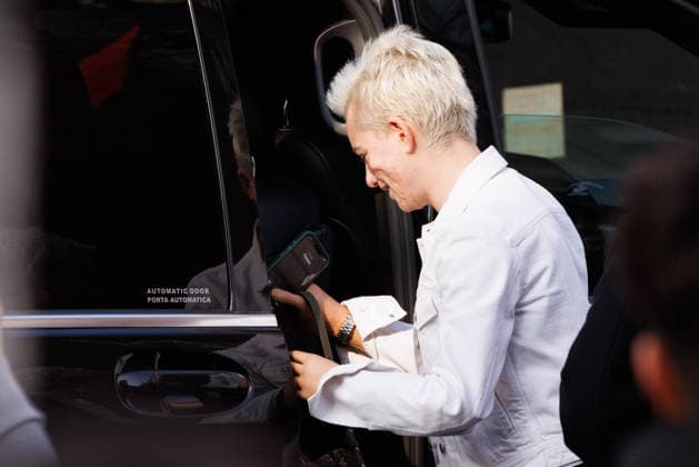 News - Fendi - Celebrity arrivals - Milan Fashion Week - Womenswear Fall Winter 2026 2027 Bebe Vio is seen leaving the Fendi fashion show during the Milan Fashion Week - Womenswear Fall Winter 2026 2027 on February 25, 2026 in Milan, Italy. Photo: Cinzia Camela. Milan Via Solari, 35 Italy Copyright: xCinziaxCamelax xLiveMediax LPN_2314733