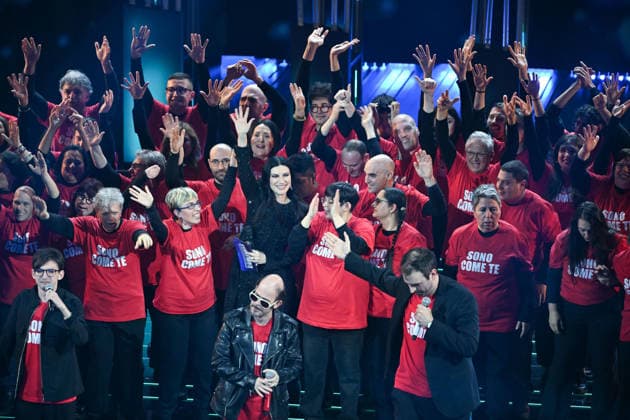February 25, 2026, Sanremo, Italy: Italian singer Laura Pausini (C) with Members of the Anffas corus perform on stage at the Ariston theatre during the 76th edition of the Sanremo Italian Song Festival, in Sanremo, Italy, 25 February 2026. The music festival will run from 24 to 28 February 2026. ANSA RICCARDO ANTIMIANI. Sanremo Italy  - ZUMAa110 20260225_zaf_a110_126 Copyright: xRiccardoxAntimianix