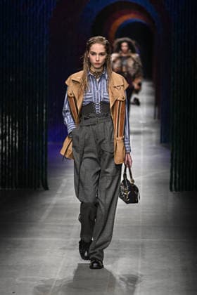 Milan, Milan Women s Fashion Week Fall Winter 2026 27 - Women s Fashion, Fall Winter 2026 27 - Etro fashion show - catwalk in the photo: model  Copyright: xSimonaxChiocciax xipa-agency.netx xFotosickix IPA_Agency_IPA72031888