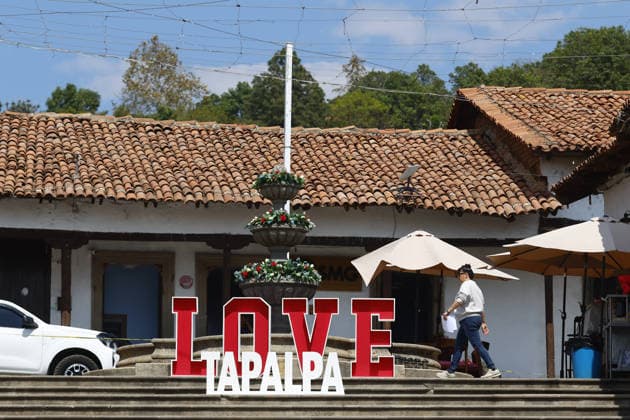 News Bilder des Tages #2 Life in Tapalpa after military operation that killed cartel leader El Mencho TAPALPA, MEXICO - FEBRUARY 25: People walk through the streets of the Tapalpa town center after a military operation that killed cartel leader Nemesio Oseguera, El Mencho , in Tapalpa, Mexico. on February 25, 2026. Stringer Anadolu Tapalpa Mexico. Editorial use only. Please get in touch for any other usage.  Copyright: x2026xAnadoluxStringerx