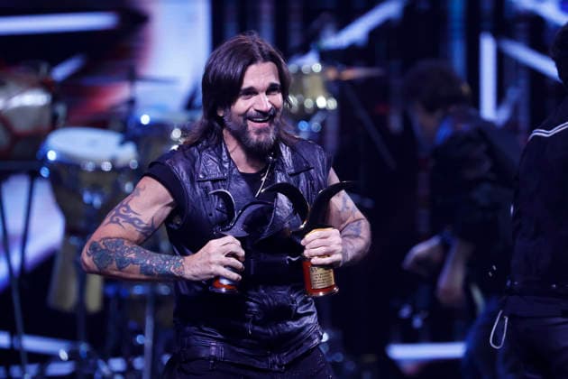 Vina del Mar, February 25, 2026 Juanes receives the silver and gold seagulls during his performance on the fourth night of the Vina del Mar Festival 2026 Sebastian Cisternas Aton Chile, Vina del Mar Chile Aton 1128570  Copyright: SEBASTIANxCISTERNAS xATONxCHILE