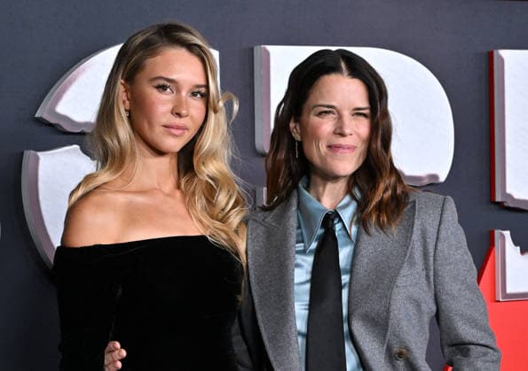 ˜Scream 7™ Global Premiere Isabel May and Neve Campbell arriving to the Scream 7 global premiere held at the Paramount Theatre on February 25, 2026 in Los Angeles, Ca. Los Angeles Paramount Theatre California USA Copyright: xLISAxOConnor xAFF-USA.COMx