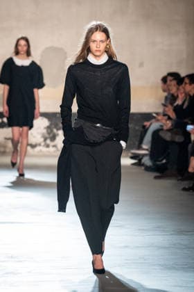 Mailand Fashion Week, N°21 Modenschau NÂ°21 fashion show during the Milan Fashion Week - Womenswear Fall Winter 2026 2027 in Milan, Italy, on 25 February 2026. A model walks the runway at NÂ°21 fashion show during the Milan Fashion Week - Womenswear Fall Winter 2026 2027 in Milan, Italy, on 25 February 2026., Credit:Stefano Costantino TTL Avalon Italy, Milan  Copyright: xStefanoxCostantinoxTTLx xAvalonx 1078270036