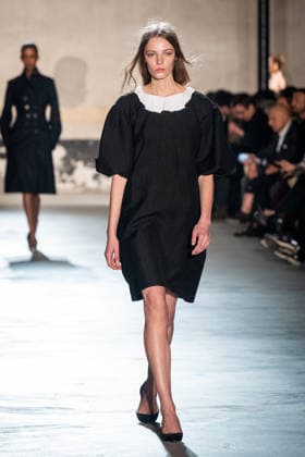 Mailand Fashion Week, N°21 Modenschau NÂ°21 fashion show during the Milan Fashion Week - Womenswear Fall Winter 2026 2027 in Milan, Italy, on 25 February 2026. A model walks the runway at NÂ°21 fashion show during the Milan Fashion Week - Womenswear Fall Winter 2026 2027 in Milan, Italy, on 25 February 2026., Credit:Stefano Costantino TTL Avalon Italy, Milan  Copyright: xStefanoxCostantinoxTTLx xAvalonx 1078270050