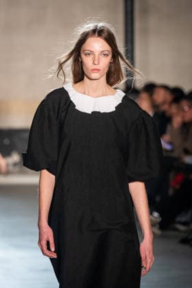 Mailand Fashion Week, N°21 Modenschau NÂ°21 fashion show during the Milan Fashion Week - Womenswear Fall Winter 2026 2027 in Milan, Italy, on 25 February 2026. A model walks the runway at NÂ°21 fashion show during the Milan Fashion Week - Womenswear Fall Winter 2026 2027 in Milan, Italy, on 25 February 2026., Credit:Stefano Costantino TTL Avalon Italy, Milan  Copyright: xStefanoxCostantinoxTTLx xAvalonx 1078270056