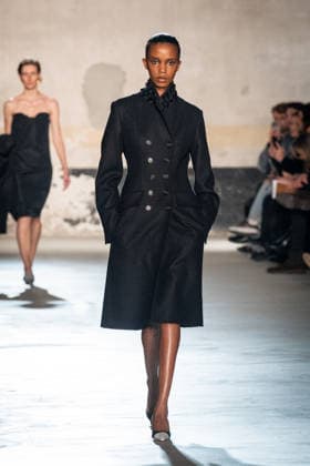 Mailand Fashion Week, N°21 Modenschau NÂ°21 fashion show during the Milan Fashion Week - Womenswear Fall Winter 2026 2027 in Milan, Italy, on 25 February 2026. A model walks the runway at NÂ°21 fashion show during the Milan Fashion Week - Womenswear Fall Winter 2026 2027 in Milan, Italy, on 25 February 2026., Credit:Stefano Costantino TTL Avalon Italy, Milan  Copyright: xStefanoxCostantinoxTTLx xAvalonx 1078270061
