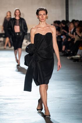Mailand Fashion Week, N°21 Modenschau NÂ°21 fashion show during the Milan Fashion Week - Womenswear Fall Winter 2026 2027 in Milan, Italy, on 25 February 2026. A model walks the runway at NÂ°21 fashion show during the Milan Fashion Week - Womenswear Fall Winter 2026 2027 in Milan, Italy, on 25 February 2026., Credit:Stefano Costantino TTL Avalon Italy, Milan  Copyright: xStefanoxCostantinoxTTLx xAvalonx 1078270072