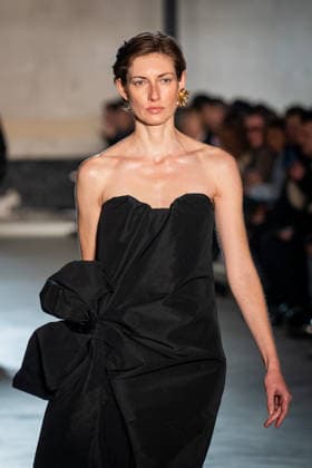 Mailand Fashion Week, N°21 Modenschau NÂ°21 fashion show during the Milan Fashion Week - Womenswear Fall Winter 2026 2027 in Milan, Italy, on 25 February 2026. A model walks the runway at NÂ°21 fashion show during the Milan Fashion Week - Womenswear Fall Winter 2026 2027 in Milan, Italy, on 25 February 2026., Credit:Stefano Costantino TTL Avalon Italy, Milan  Copyright: xStefanoxCostantinoxTTLx xAvalonx 1078270077
