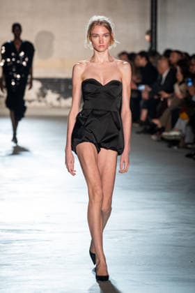 Mailand Fashion Week, N°21 Modenschau NÂ°21 fashion show during the Milan Fashion Week - Womenswear Fall Winter 2026 2027 in Milan, Italy, on 25 February 2026. A model walks the runway at NÂ°21 fashion show during the Milan Fashion Week - Womenswear Fall Winter 2026 2027 in Milan, Italy, on 25 February 2026., Credit:Stefano Costantino TTL Avalon Italy, Milan  Copyright: xStefanoxCostantinoxTTLx xAvalonx 1078270113