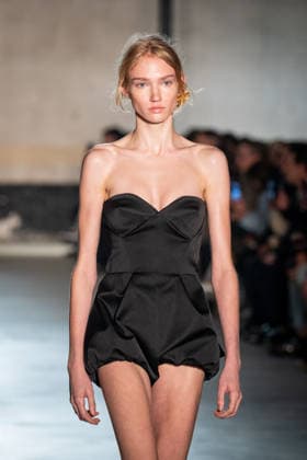 Mailand Fashion Week, N°21 Modenschau NÂ°21 fashion show during the Milan Fashion Week - Womenswear Fall Winter 2026 2027 in Milan, Italy, on 25 February 2026. A model walks the runway at NÂ°21 fashion show during the Milan Fashion Week - Womenswear Fall Winter 2026 2027 in Milan, Italy, on 25 February 2026., Credit:Stefano Costantino TTL Avalon Italy, Milan  Copyright: xStefanoxCostantinoxTTLx xAvalonx 1078270117