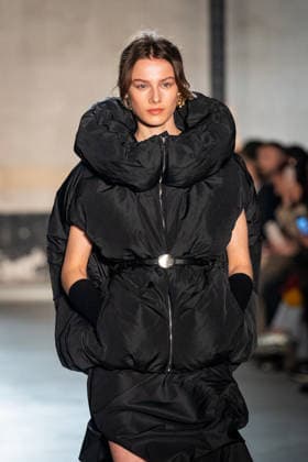 Entertainment Bilder des Tages #2 Mailand Fashion Week, N°21 Modenschau NÂ°21 fashion show during the Milan Fashion Week - Womenswear Fall Winter 2026 2027 in Milan, Italy, on 25 February 2026. A model walks the runway at NÂ°21 fashion show during the Milan Fashion Week - Womenswear Fall Winter 2026 2027 in Milan, Italy, on 25 February 2026., Credit:Stefano Costantino TTL Avalon Italy, Milan  Copyright: xStefanoxCostantinoxTTLx xAvalonx 1078270163