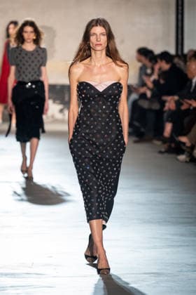 Mailand Fashion Week, N°21 Modenschau NÂ°21 fashion show during the Milan Fashion Week - Womenswear Fall Winter 2026 2027 in Milan, Italy, on 25 February 2026. A model walks the runway at NÂ°21 fashion show during the Milan Fashion Week - Womenswear Fall Winter 2026 2027 in Milan, Italy, on 25 February 2026., Credit:Stefano Costantino TTL Avalon Italy, Milan  Copyright: xStefanoxCostantinoxTTLx xAvalonx 1078270178