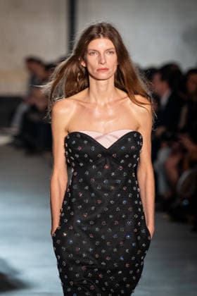 Mailand Fashion Week, N°21 Modenschau NÂ°21 fashion show during the Milan Fashion Week - Womenswear Fall Winter 2026 2027 in Milan, Italy, on 25 February 2026. A model walks the runway at NÂ°21 fashion show during the Milan Fashion Week - Womenswear Fall Winter 2026 2027 in Milan, Italy, on 25 February 2026., Credit:Stefano Costantino TTL Avalon Italy, Milan  Copyright: xStefanoxCostantinoxTTLx xAvalonx 1078270183
