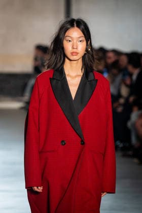 Mailand Fashion Week, N°21 Modenschau NÂ°21 fashion show during the Milan Fashion Week - Womenswear Fall Winter 2026 2027 in Milan, Italy, on 25 February 2026. A model walks the runway at NÂ°21 fashion show during the Milan Fashion Week - Womenswear Fall Winter 2026 2027 in Milan, Italy, on 25 February 2026., Credit:Stefano Costantino TTL Avalon Italy, Milan  Copyright: xStefanoxCostantinoxTTLx xAvalonx 1078270205