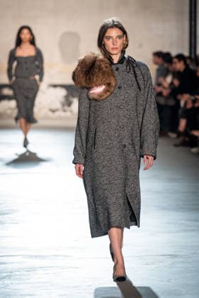 Mailand Fashion Week, N°21 Modenschau NÂ°21 fashion show during the Milan Fashion Week - Womenswear Fall Winter 2026 2027 in Milan, Italy, on 25 February 2026. A model walks the runway at NÂ°21 fashion show during the Milan Fashion Week - Womenswear Fall Winter 2026 2027 in Milan, Italy, on 25 February 2026., Credit:Stefano Costantino TTL Avalon Italy, Milan  Copyright: xStefanoxCostantinoxTTLx xAvalonx 1078270235