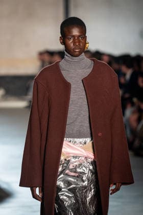 Mailand Fashion Week, N°21 Modenschau NÂ°21 fashion show during the Milan Fashion Week - Womenswear Fall Winter 2026 2027 in Milan, Italy, on 25 February 2026. A model walks the runway at NÂ°21 fashion show during the Milan Fashion Week - Womenswear Fall Winter 2026 2027 in Milan, Italy, on 25 February 2026., Credit:Stefano Costantino TTL Avalon Italy, Milan  Copyright: xStefanoxCostantinoxTTLx xAvalonx 1078270347