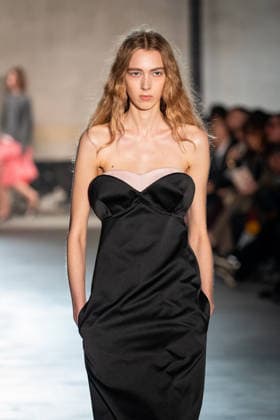 Mailand Fashion Week, N°21 Modenschau NÂ°21 fashion show during the Milan Fashion Week - Womenswear Fall Winter 2026 2027 in Milan, Italy, on 25 February 2026. A model walks the runway at NÂ°21 fashion show during the Milan Fashion Week - Womenswear Fall Winter 2026 2027 in Milan, Italy, on 25 February 2026., Credit:Stefano Costantino TTL Avalon Italy, Milan  Copyright: xStefanoxCostantinoxTTLx xAvalonx 1078270356