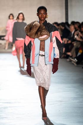 Mailand Fashion Week, N°21 Modenschau NÂ°21 fashion show during the Milan Fashion Week - Womenswear Fall Winter 2026 2027 in Milan, Italy, on 25 February 2026. A model walks the runway at NÂ°21 fashion show during the Milan Fashion Week - Womenswear Fall Winter 2026 2027 in Milan, Italy, on 25 February 2026., Credit:Stefano Costantino TTL Avalon Italy, Milan  Copyright: xStefanoxCostantinoxTTLx xAvalonx 1078270362