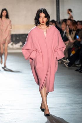 Mailand Fashion Week, N°21 Modenschau NÂ°21 fashion show during the Milan Fashion Week - Womenswear Fall Winter 2026 2027 in Milan, Italy, on 25 February 2026. A model walks the runway at NÂ°21 fashion show during the Milan Fashion Week - Womenswear Fall Winter 2026 2027 in Milan, Italy, on 25 February 2026., Credit:Stefano Costantino TTL Avalon Italy, Milan  Copyright: xStefanoxCostantinoxTTLx xAvalonx 1078270392